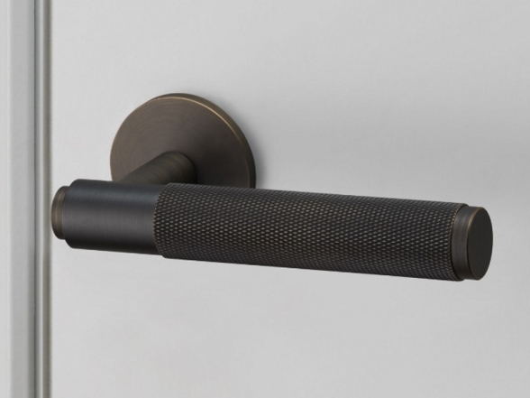 Дверные ручки с отделкой под бронзу