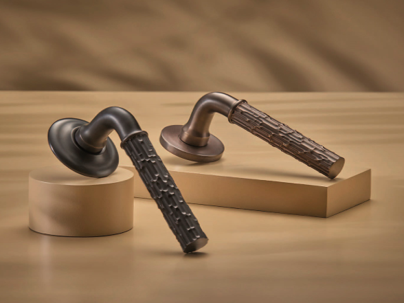 Дверные ручки на розетке Croft