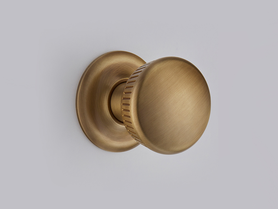 Дверная ручка-кноб на розетке Croft Brooklands 112 античная латунь