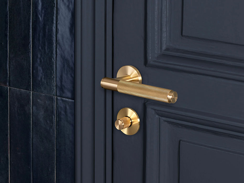 Дверная ручка на розетке Buster & Punch Cross UK-LH-S-38-BR-A матовая латунь