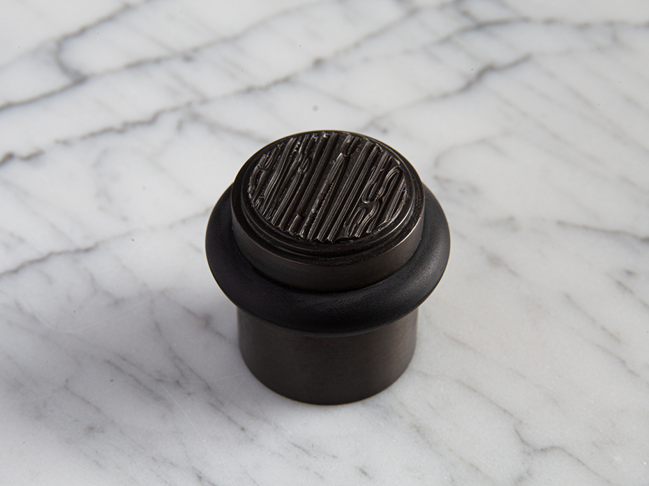 Дверной ограничитель Oliver Knights Serlo DS черненая латунь