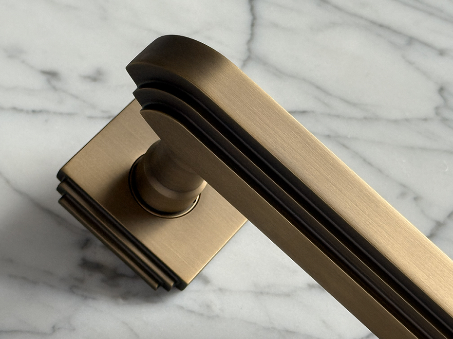 Дверная ручка на розетке Oliver Knights Bausan LH античная латунь