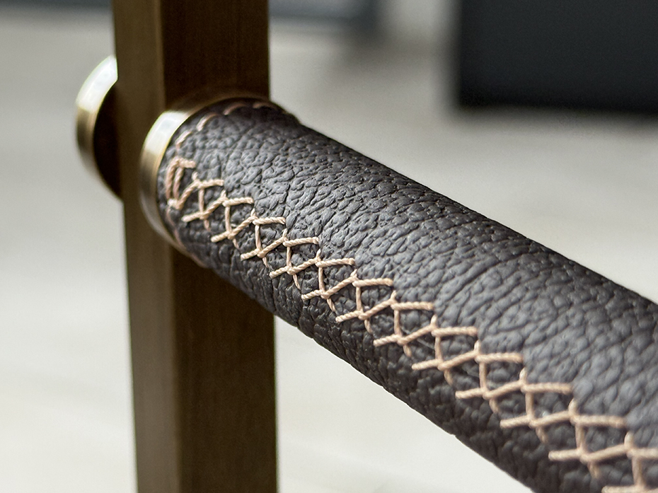 Напольная вешалка для одежды FURNITEK FG-094 из латуни и натуральной кожи античная латунь