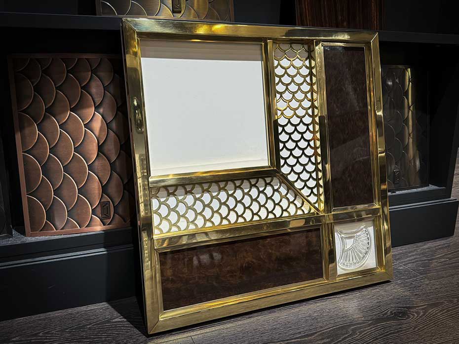 Декоративное панно из стекла и латуни FURNITEK FG-04002 со вставкой из дерева