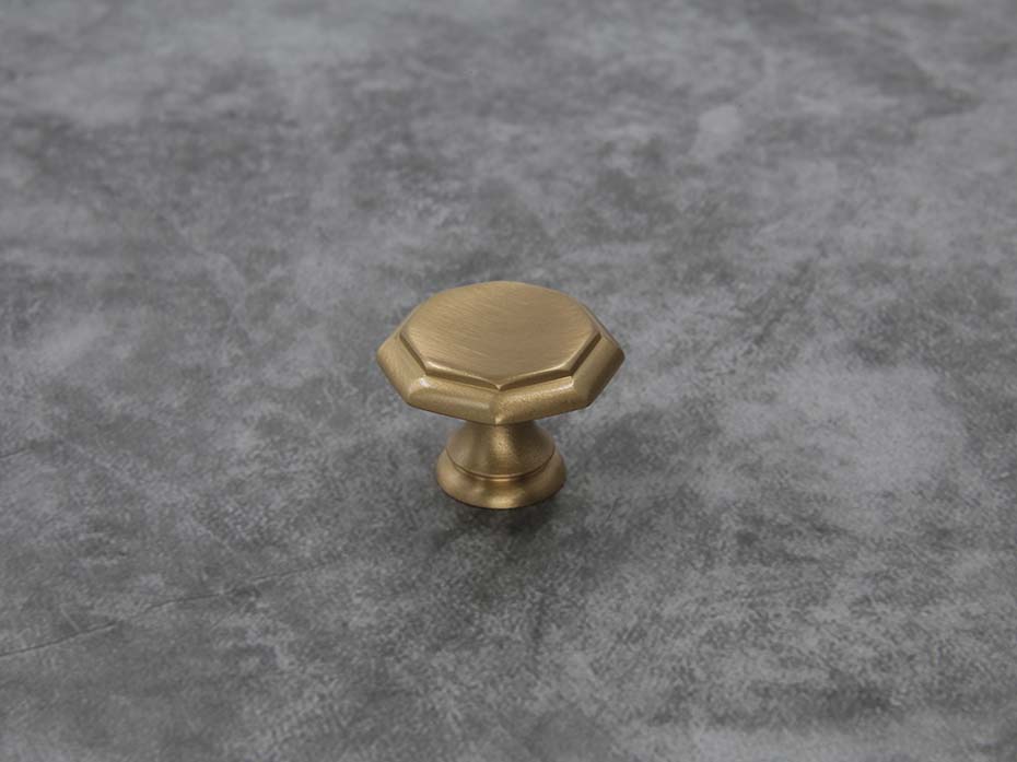 Мебельная ручка кнопка Enrico Cassina 146 матовая латунь