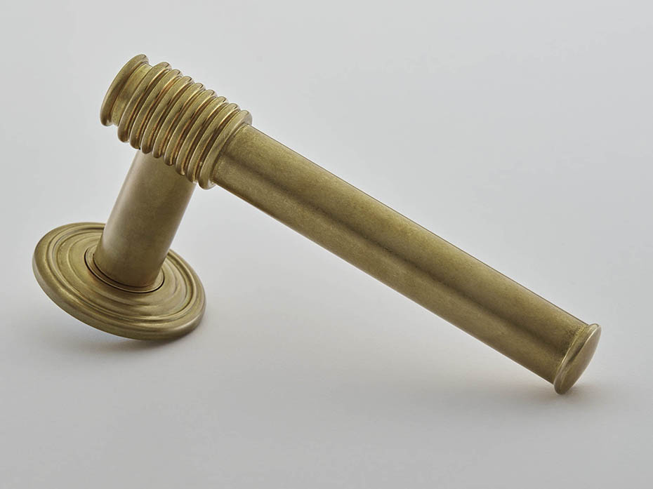 Дверная ручка на розетке Croft Mayfair 121 213 античная латунь