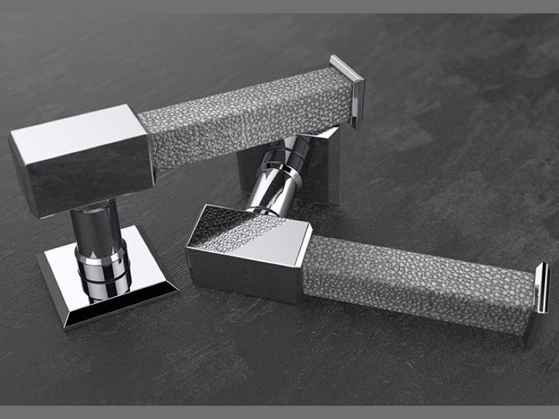 Дверная ручка на розетке Oliver Knights Shagreen полированный хром