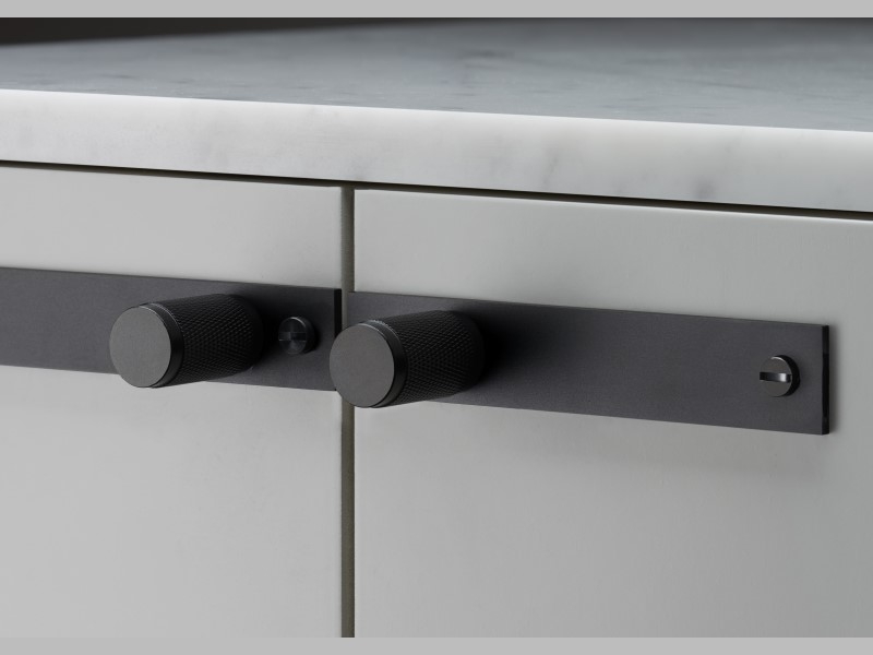 Мебельная ручка кнопка на планке Buster & Punch UK-KP-BL чернёная латунь