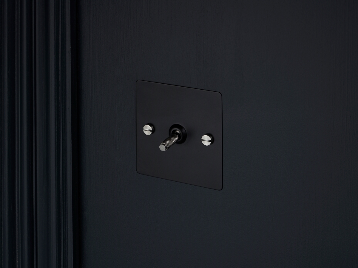 Выключатель тумблерный Buster & Punch одинарный UK-TO-CO-1G-BL-ST чернёная латунь