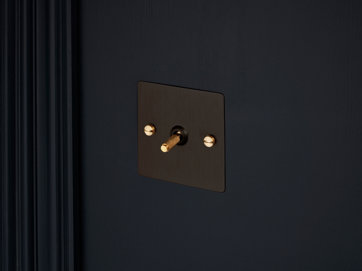 Выключатель тумблерный Buster & Punch одинарный UK-TO-CO-1G-SM-BR матовая бронза