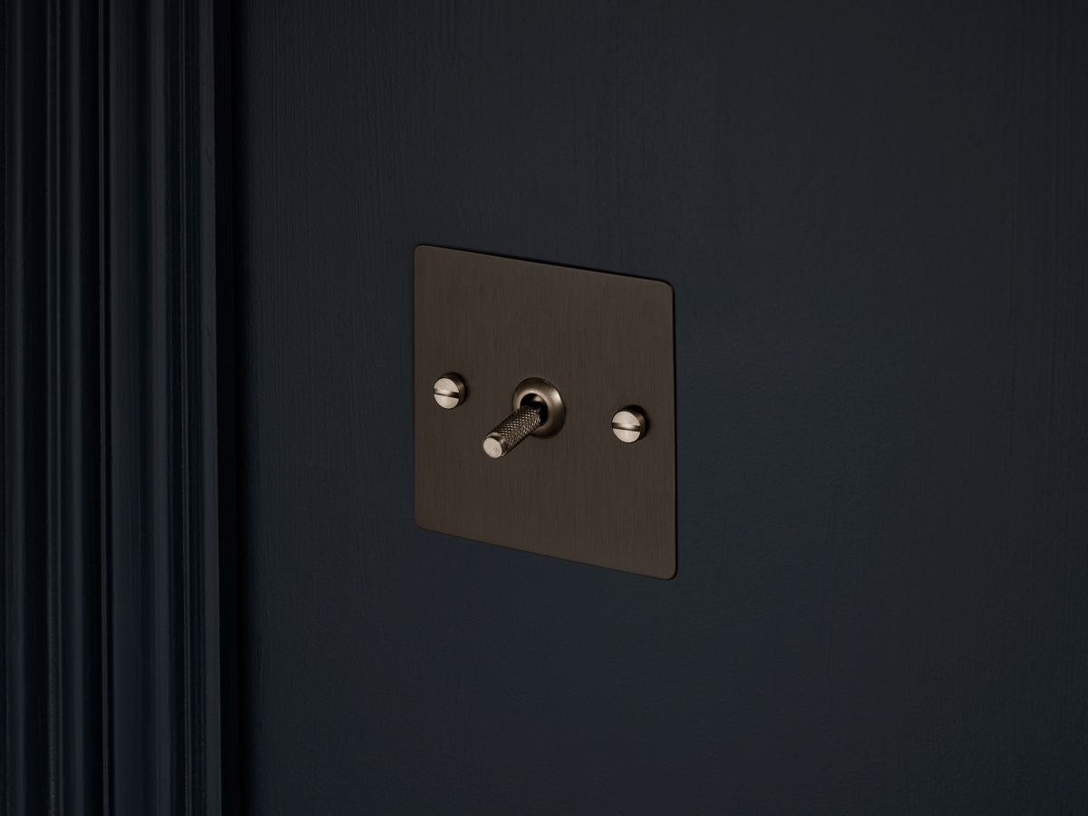 Выключатель тумблерный Buster & Punch одинарный UK-TO-CO-1G-SM-ST матовая бронза