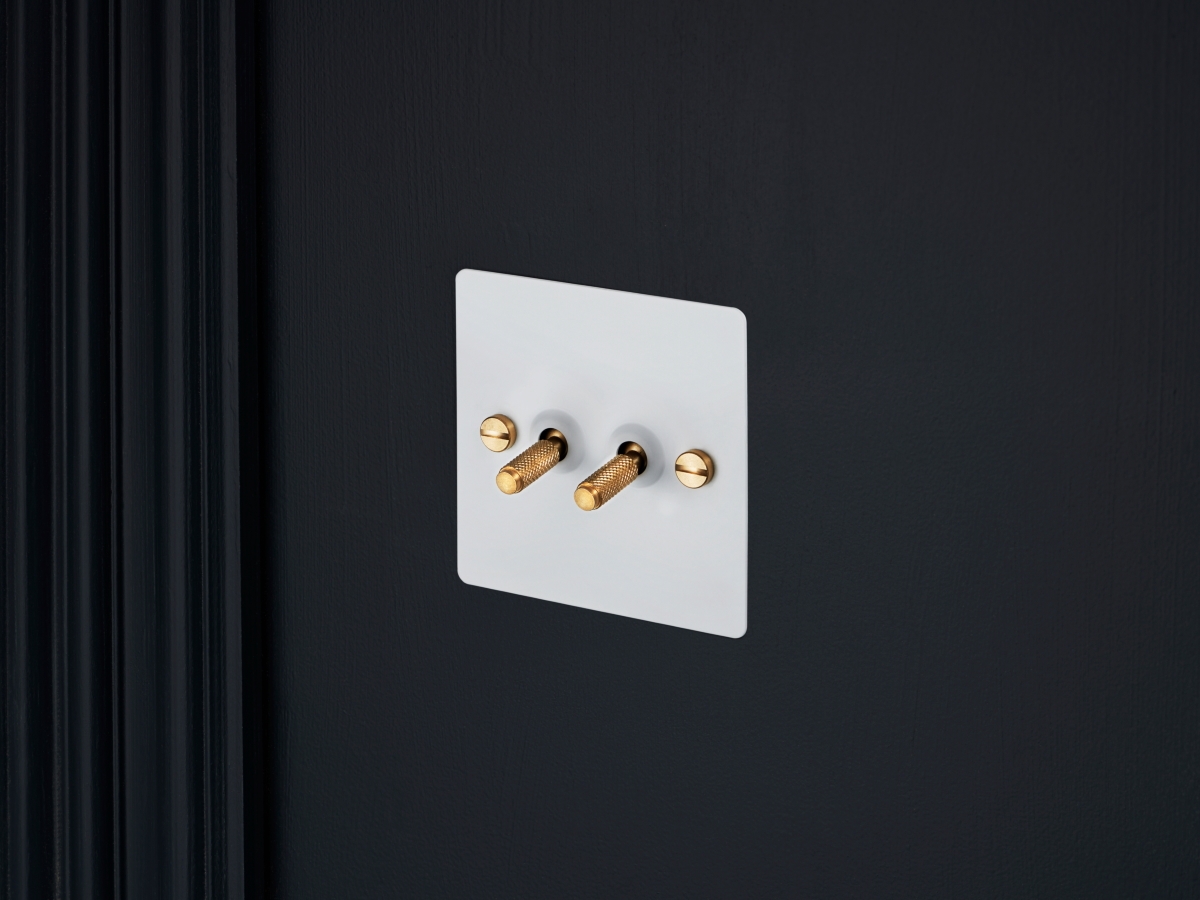 Выключатель тумблерный Buster & Punch двойной UK-TO-CO-2G-WH-BR белый