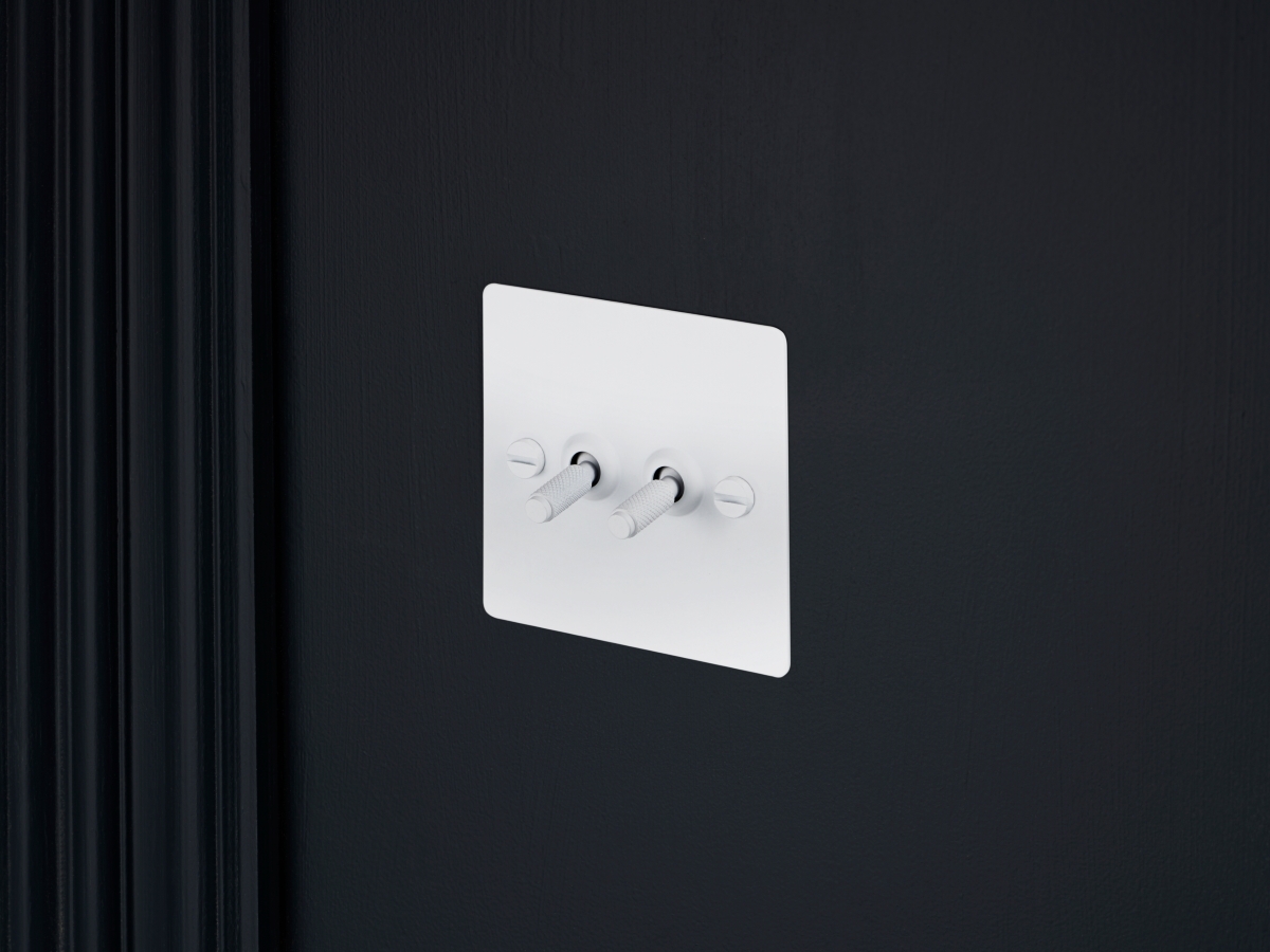 Выключатель тумблерный Buster & Punch двойной UK-TO-CO-2G-WH латунь/сталь