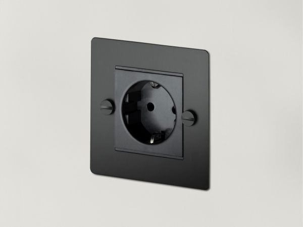 Розетка Buster & Punch одинарная 1G_Euro UK-MG-CO-1G-BL-A чернёная латунь