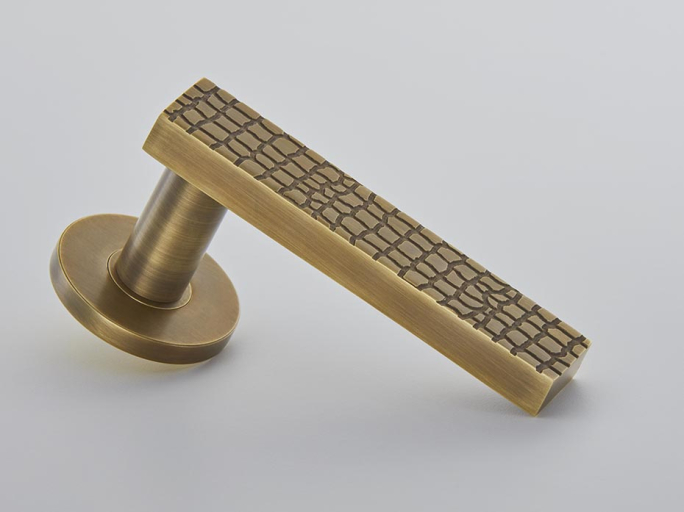 Дверная ручка на розетке Croft C300 Croc матовая бронза