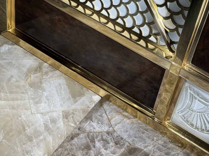 Декоративное панно из стекла и латуни FURNITEK FG-04002 со вставкой из дерева