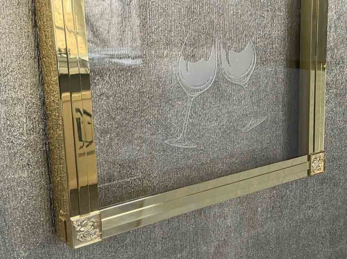 Панно для пробок на стену FURNITEK FG-04003 в латунной раме с полировкой