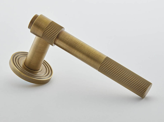 Дверная ручка на розетке Croft Mayfair 121 217 античная латунь