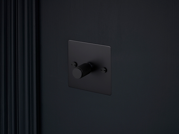 Диммер Buster & Punch одинарный UK-DI-CO-1G-BL-A чернёная латунь