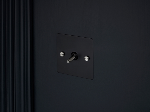 Выключатель тумблерный Buster & Punch одинарный UK-TO-CO-1G-BL-ST чернёная латунь