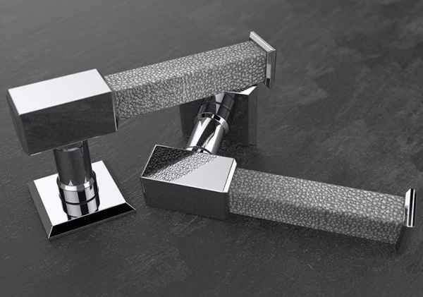 Дверные ручки с кожей на квадратной розетке